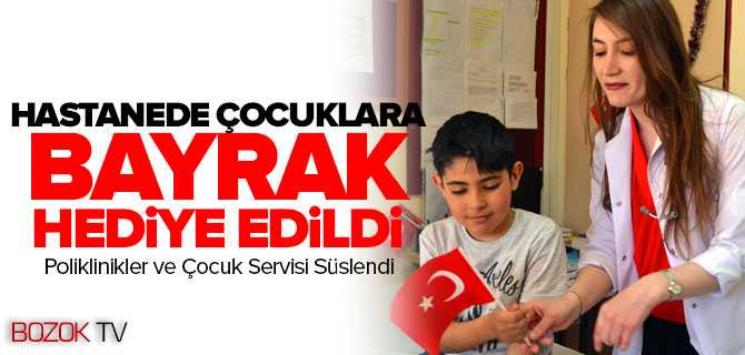 Hastaneye Gelen Çocuklara Bayrak Hediye Edildi